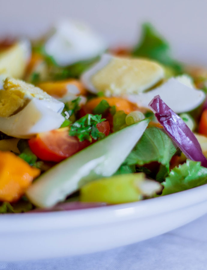 Salade exotique aux fruits et légumes